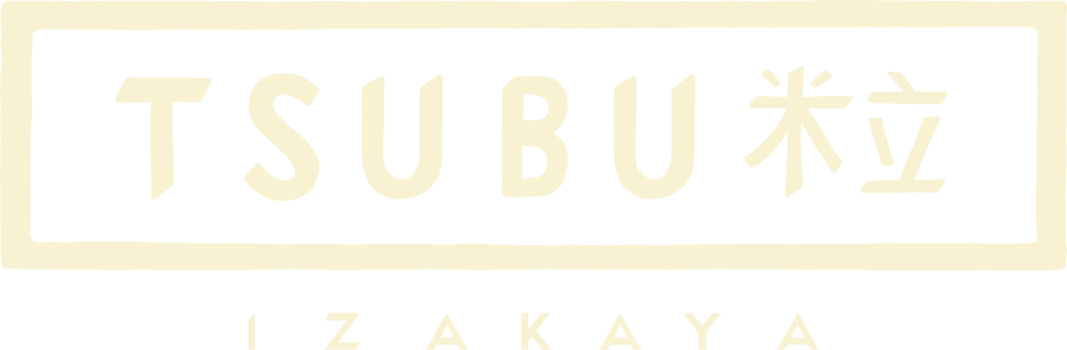 Logotipo del Tsubu: Letras color crema dentro de un marco del mismo color y con la palabra 'izakaya' en japonés en la parte derecha